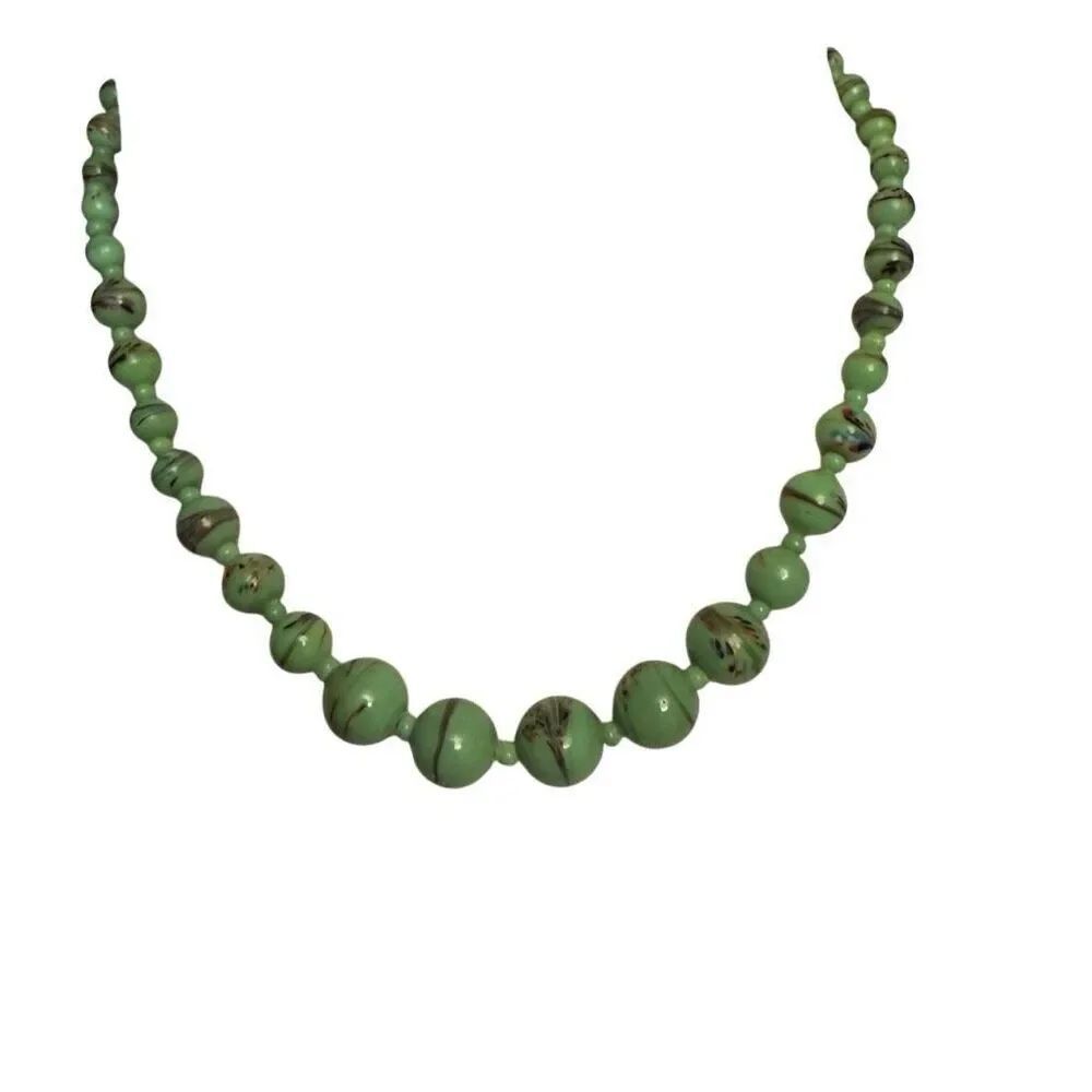 Boutique Green swirl glass beaded necklace